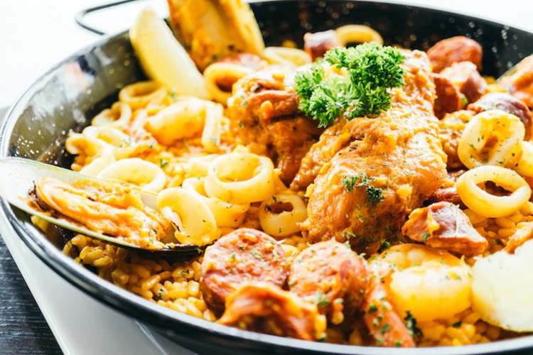Paella mixta de marisco y pollo