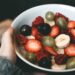 Qué alimentos protegen la piel frente al daño solar